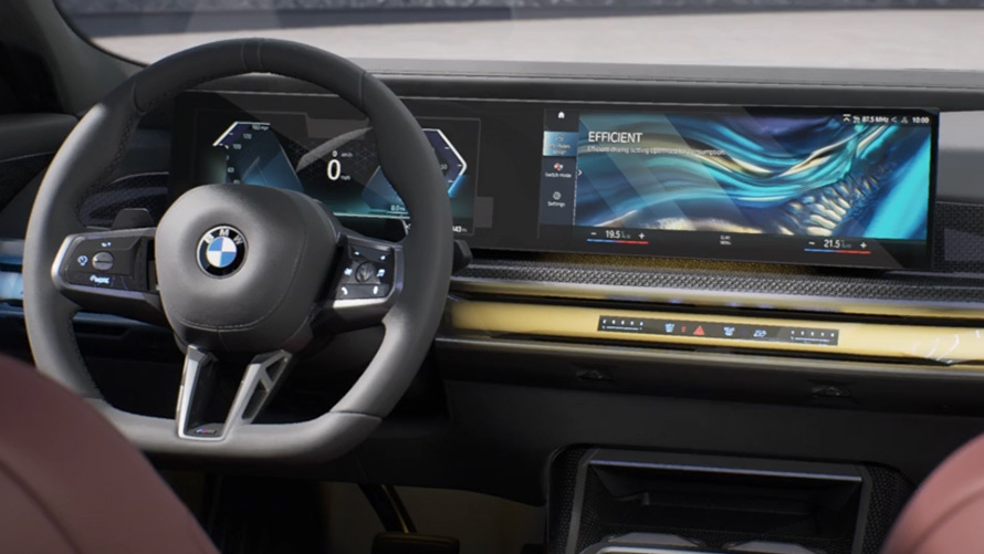 BMW Série 7 Berline G70 ICE 740d kit M Sport vue de trois quarts arrière BMW Série 7 Berline G70 ICE 740d kit M Sport vue de trois quarts arrière en mouvement