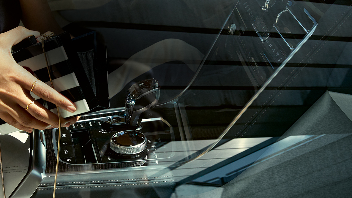 BMW M850i xDrive intérieur, applique en verre CraftedClarity, femme avec sac à main ouvert. BMW M850i xDrive intérieur, applique en verre CraftedClarity, femme avec sac à main ouvert.