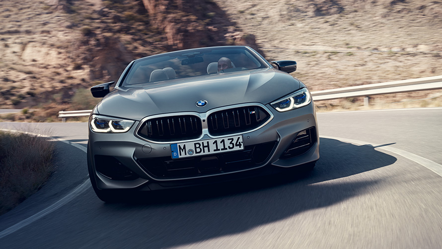 BMW Série 8 Cabrio Pack M Sport G14 LCI restylage 2022 vue avant en mouvement dans un virage BMW Série 8 Cabrio Pack M Sport G14 LCI restylage 2022 BMW Individual Frozen Pure Grey metallic, vue avant dans un virage