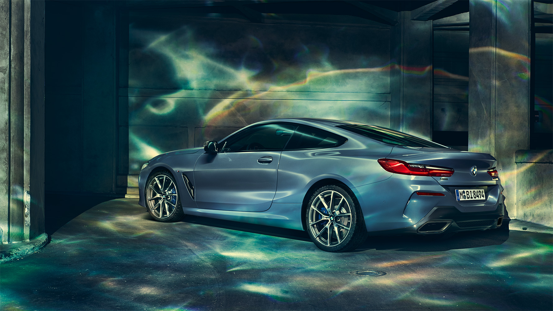 BMW Série 8 Coupé, vue à trois quarts de la poupe Vue à trois quarts de la poupe de la BMW Série 8 Coupé, de nuit dans un décor urbain.