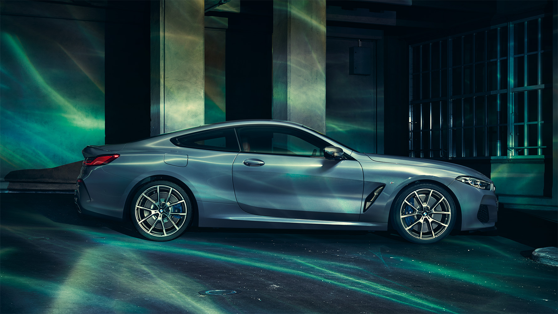 BMW Série 8, vue de profil La BMW Série 8 Coupé vue de profil, à l'arrêt dans un décor urbain.