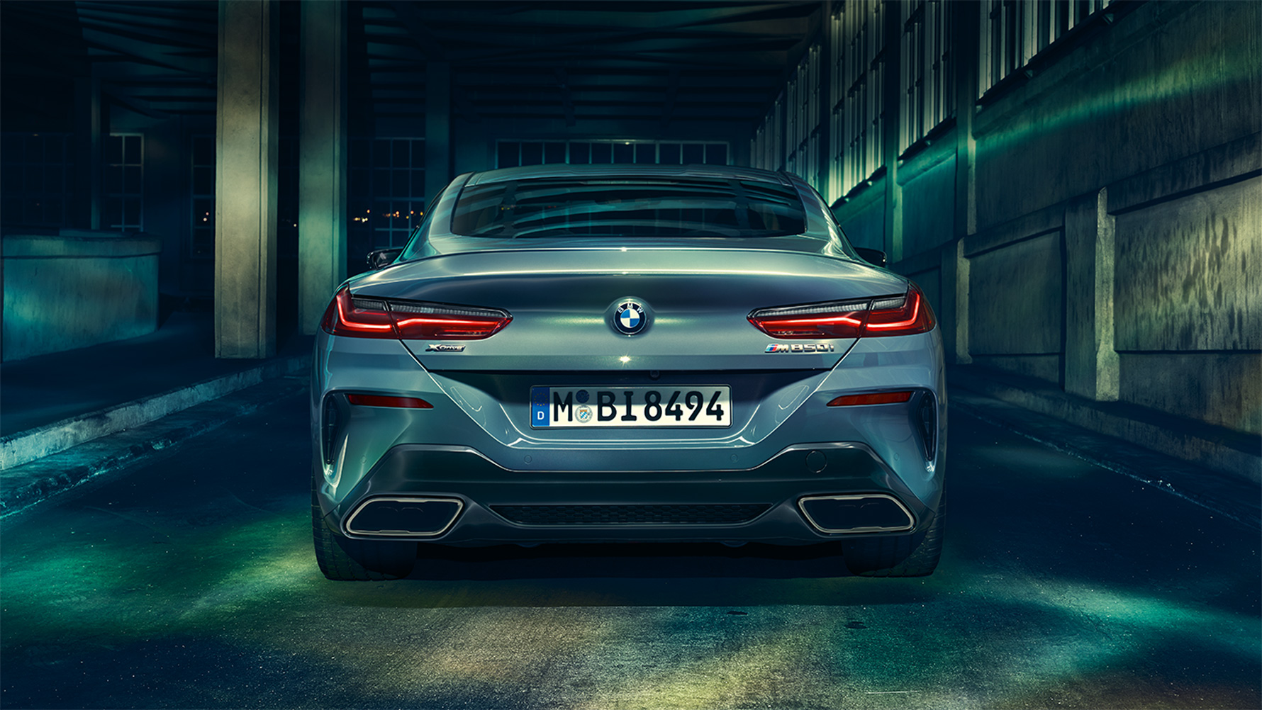 BMW Série 8 Coupé, vue arrière La BMW Série 8 Coupé, photographiée de derrière de nuit dans un décor urbain.