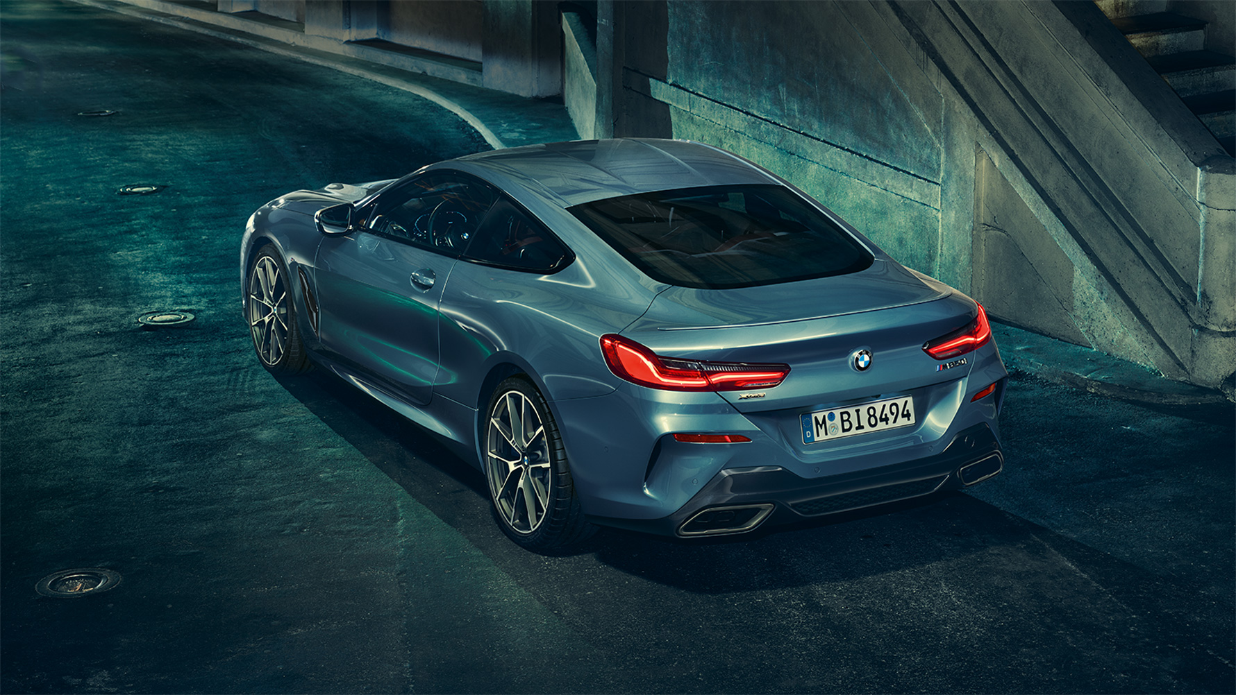 BMW Série 8 Coupé, vue à trois quarts de la poupe Vue à trois quarts de la poupe de la BMW Série 8 Coupé, de nuit dans un décor urbain.