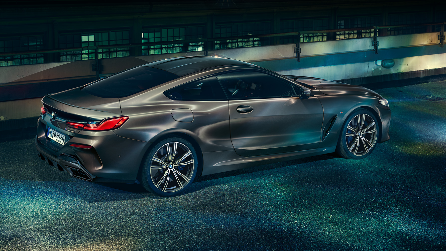 La BMW Série 8 Coupé avec équipement BMW Individual, photographiée de profil à l'arrêt dans un décor urbain de nuit. La BMW Série 8 Coupé avec équipement BMW Individual, photographiée de profil à l'arrêt dans un décor urbain de nuit.