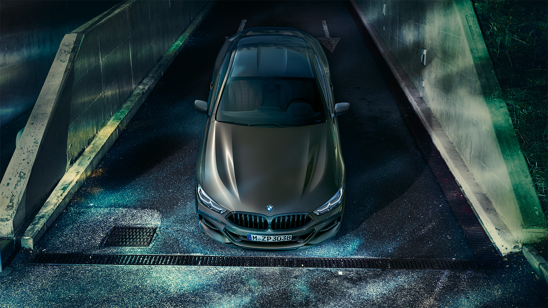 La BMW Série 8 Coupé avec équipement BMW Individual, photographiée à l'arrêt de face, dans un décor urbain de nuit. La BMW Série 8 Coupé avec équipement BMW Individual, photographiée à l'arrêt de face, dans un décor urbain de nuit.