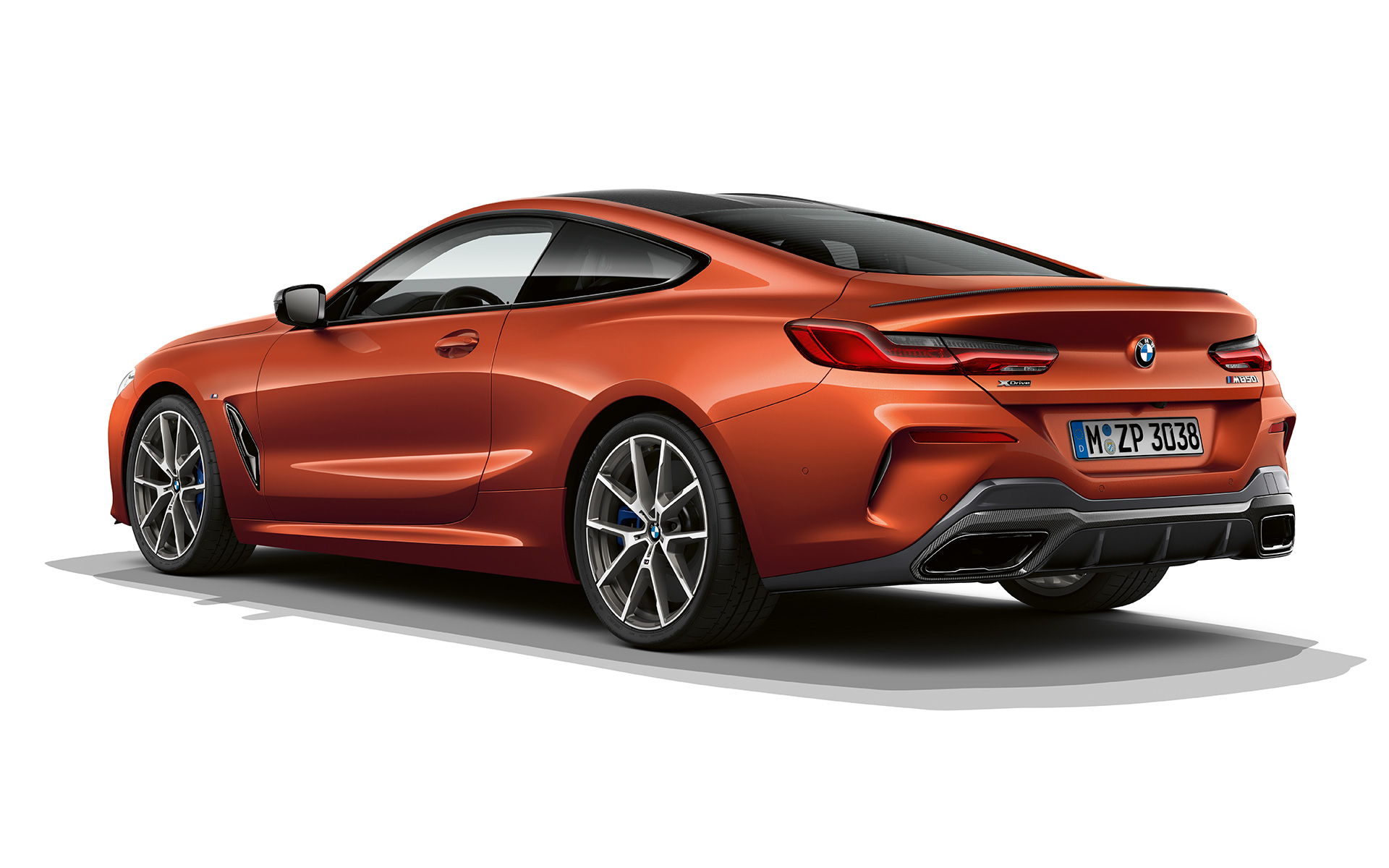 BMW Série 8 Coupé, Sunset Orange metallic La BMW Série 8 Coupé en Sunset Orange metallic, photographiée à l'arrêt sur fond blanc.