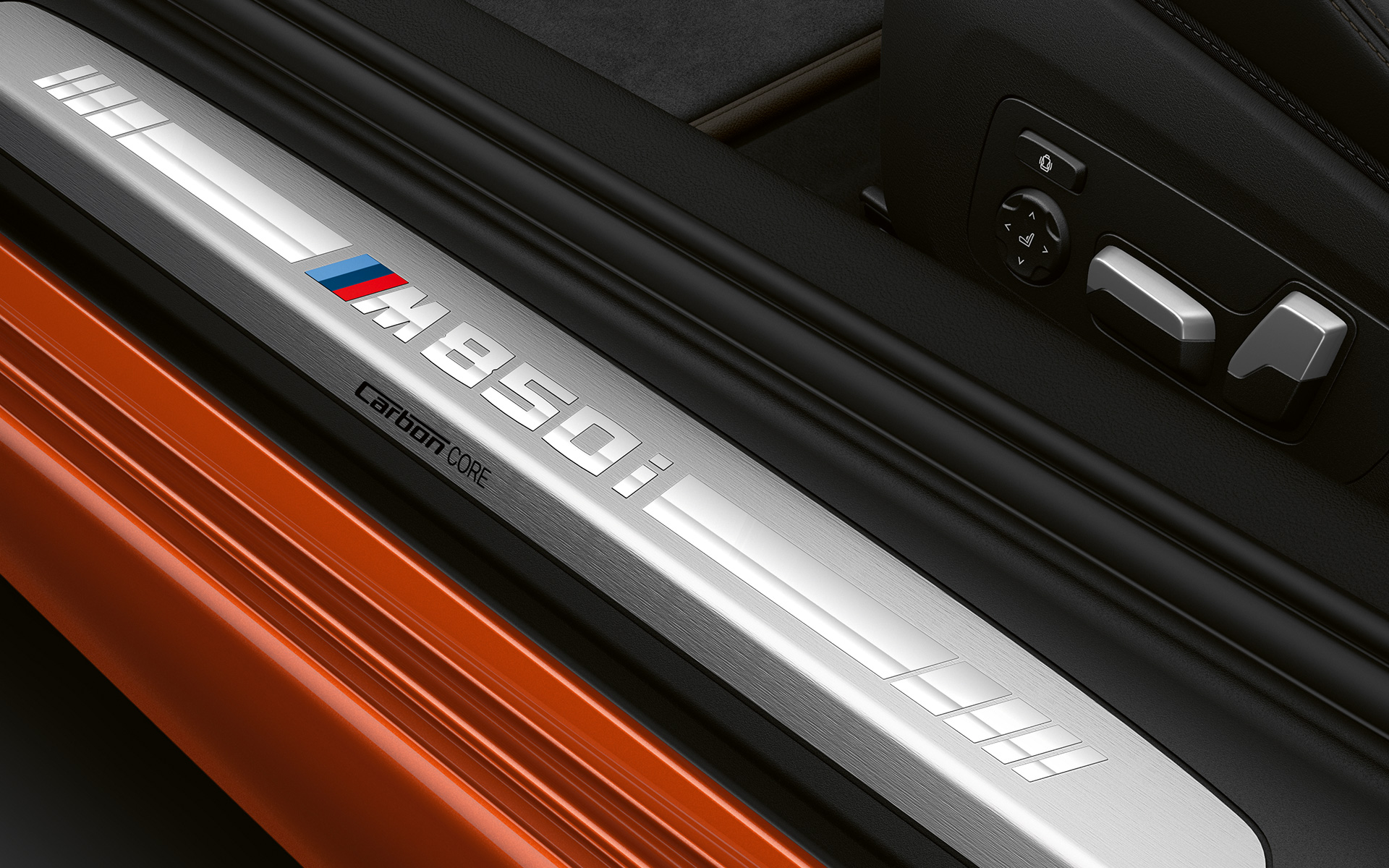 BMW Série 8 Coupé, seuils de porte M850i Détail : les seuils de porte avec logo M850i de la BMW Série 8 Coupé.