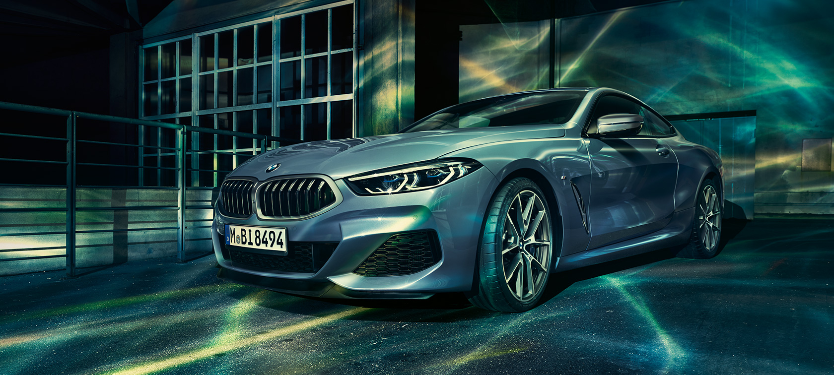 BMW Série 8, vue de trois quarts face La BMW Série 8 Coupé photographiée de trois quarts face, à l'arrêt dans un décor urbain.