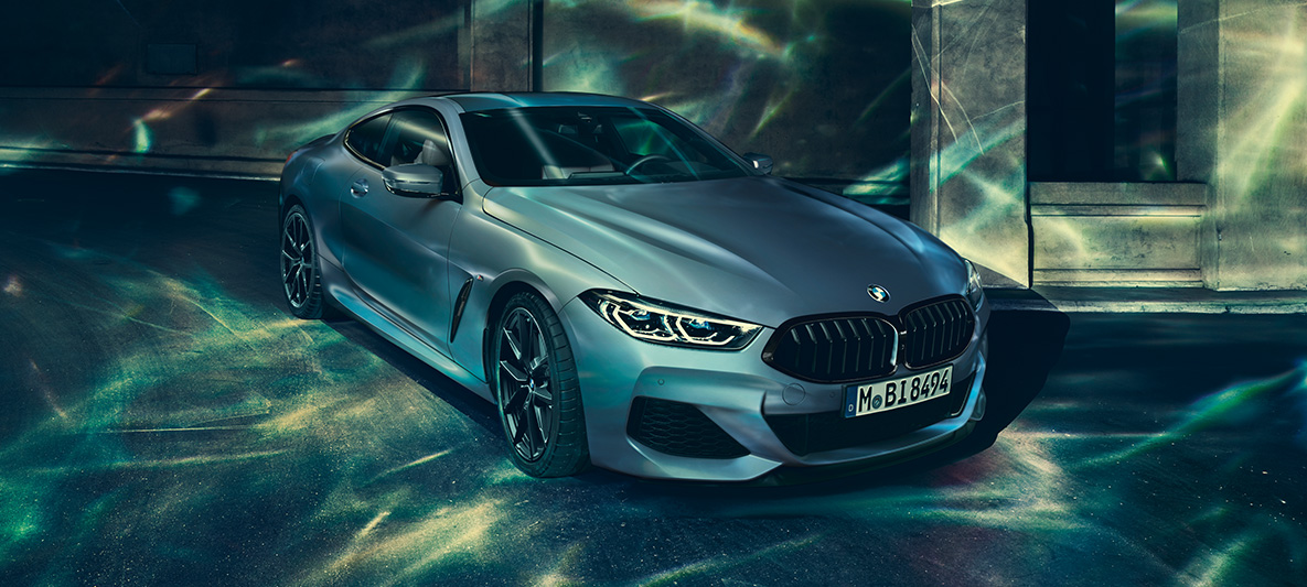 Vue de trois quarts face de la BMW M850i Coupé First Edition La BMW M850i Coupé First Edition, vue de trois quarts face devant un décor urbain