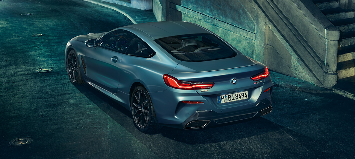 Vue de trois quarts arrière de la BMW M850i Coupé First Edition La BMW M850i Coupé First Edition vue de trois quarts arrière devant un décor urbain