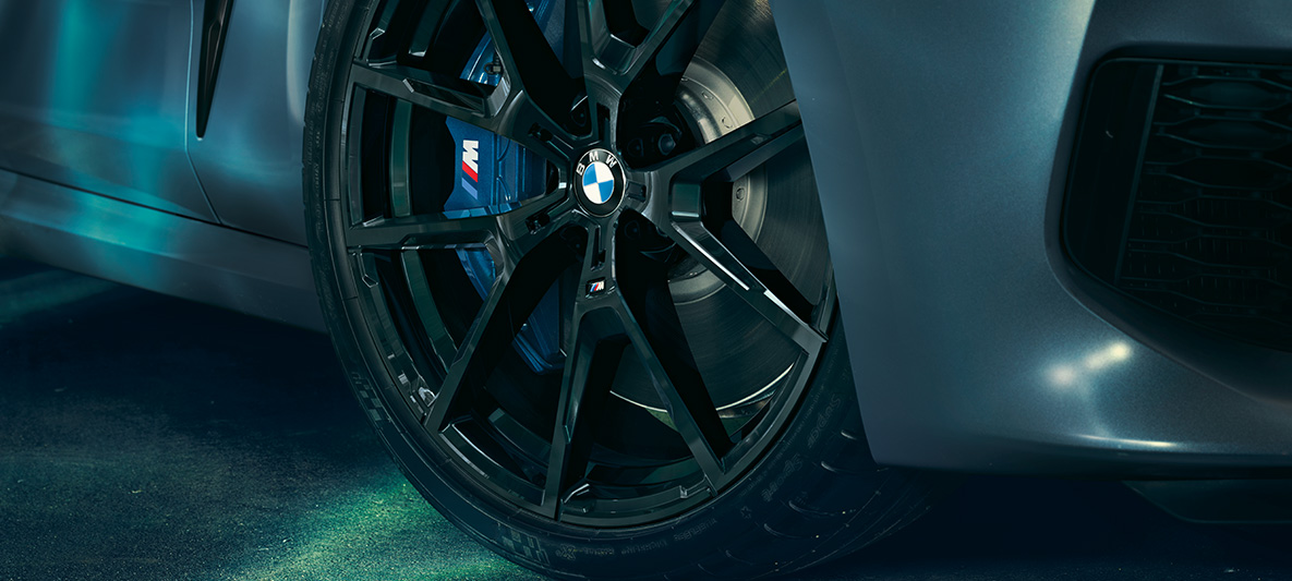 BMW M850i Coupé First Edition, vue en gros plan de la jante Jante en alliage léger de 20” de la BMW M850i Coupé First Edition