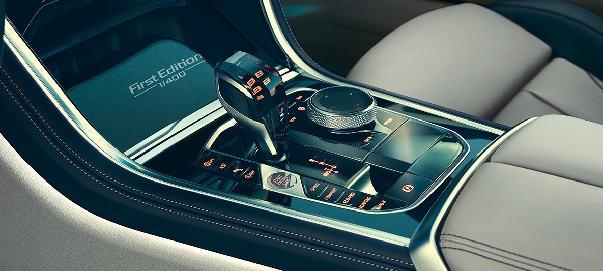 BMW M850i Coupé First Edition, console centrale Vue en gros plan de la console centrale de la BMW M850i Coupé First Edition