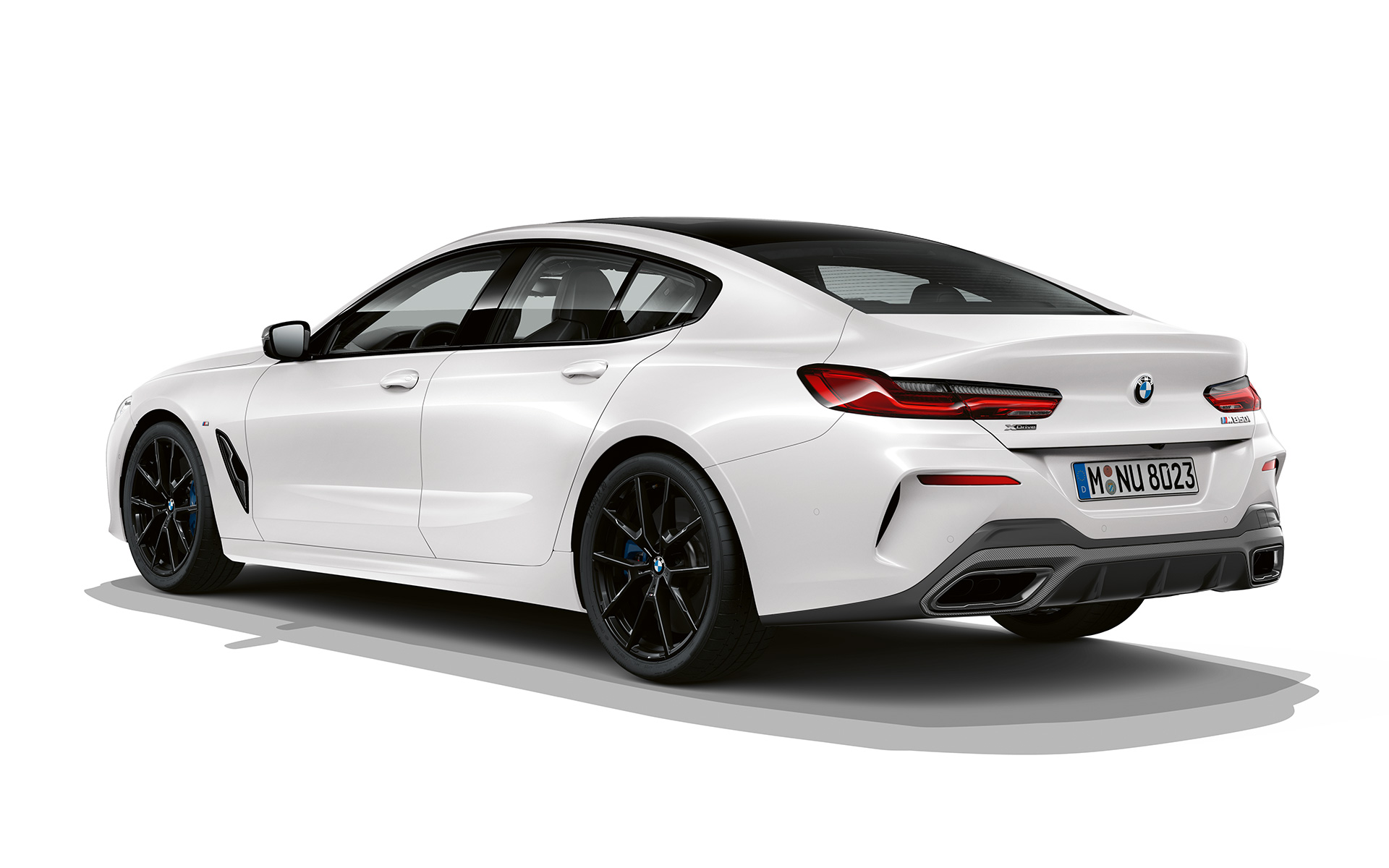 Vue de trois quarts arrière Pure Contrast BMW Série 8 Gran Coupé, Pure Contrast vue de trois quarts arrière
