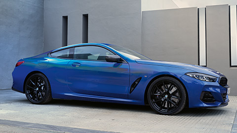 BMW Série 8 Coupé (G15) vue de trois quarts face à l’arrêt