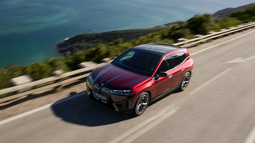 BMW iX i20 BMW SUV électrique iX xDrive50 performance BMW iX i20 2021 SUV électrique BMW iX xDrive50 Aventurinrot en mouvement sur la route performance