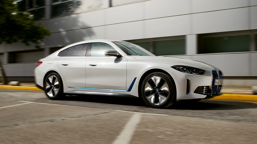 BMW i4 G26 2021 vue de profil devant un bâtiment BMW i4 G26 2021 vue de profil devant un bâtiment