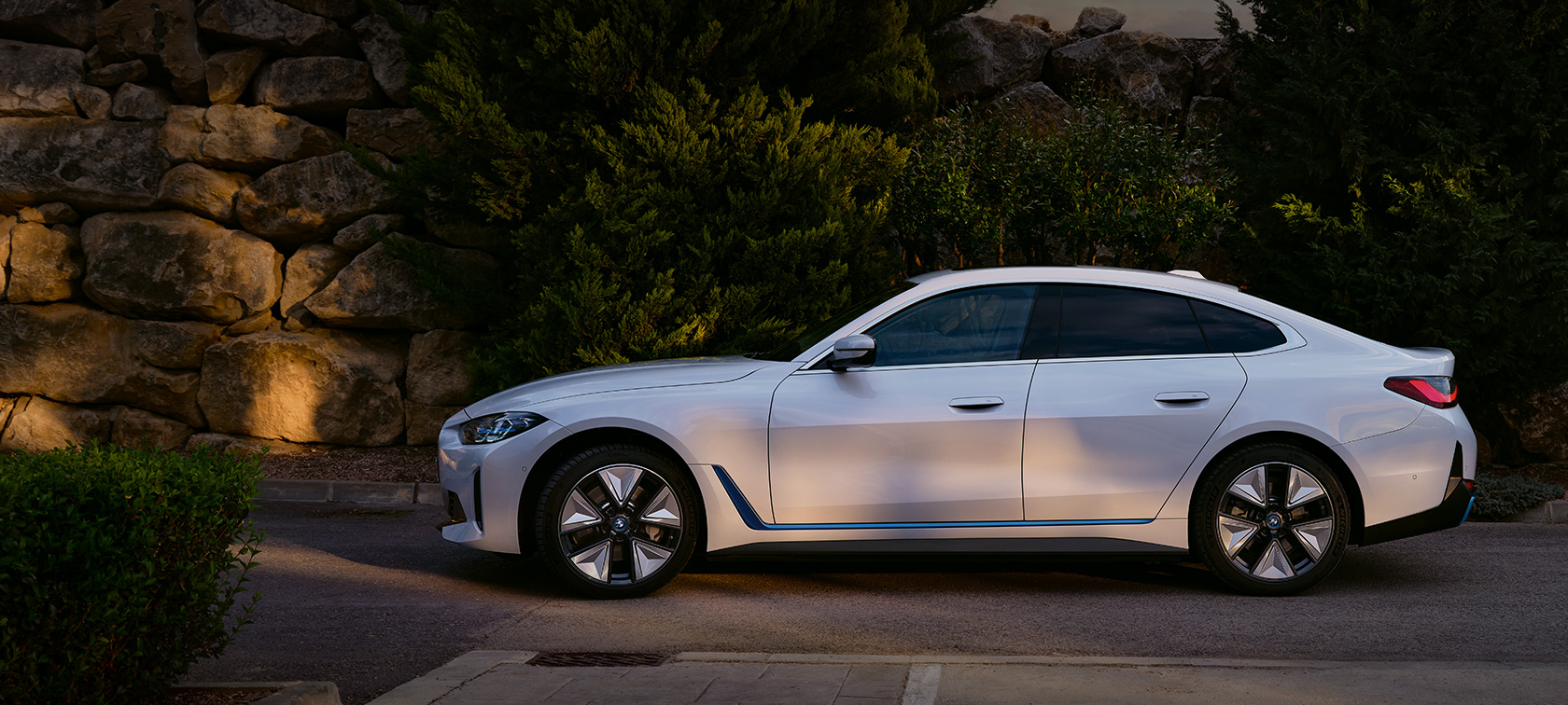 BMW i4 eDrive40 G26 2021 Mineralweiß vue de profil à l’arrêt 