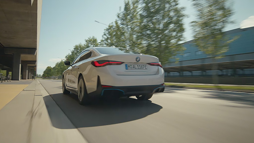 La BMW i4 G26 2021 tout électrique vue de profil en gros plan La BMW i4 G26 2021 tout électrique vue de profil en gros plan