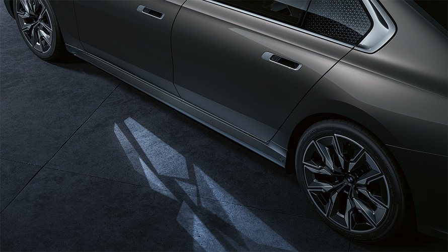 Éclairage de bienvenue avec tapis de lumière éclairage de la zone d’accès au véhicule.