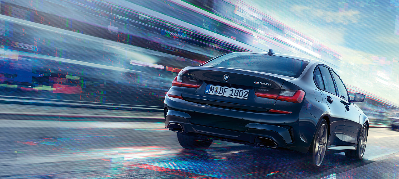 Vue arrière de la BMW M340i xDrive Berline BMW M340i xDrive Berline G20 Saphirschwarz metallic, vue arrière en mouvement