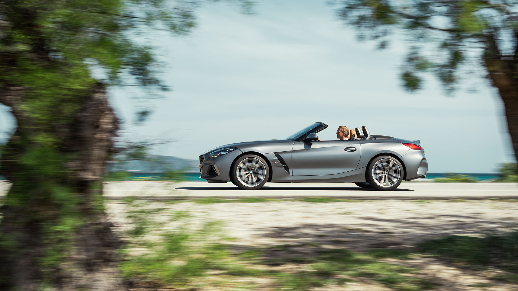 L’extérieur de la BMW Z4 M40i G29 BMW Z4 Roadster M40i G29 2019 Cabrio BMW Individual Frozen Grey metallic vue de profil