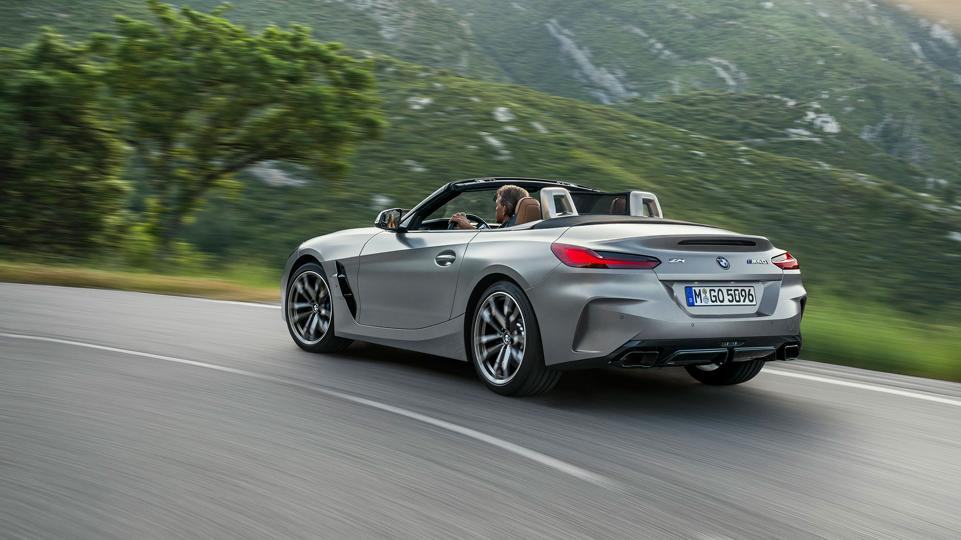 Dynamique de conduite BMW Z4 M40i G29 Vue arrière de trois quarts de la BMW Z4 Roadster M40i G29 2019 en BMW Individual Frozen Grey metallic