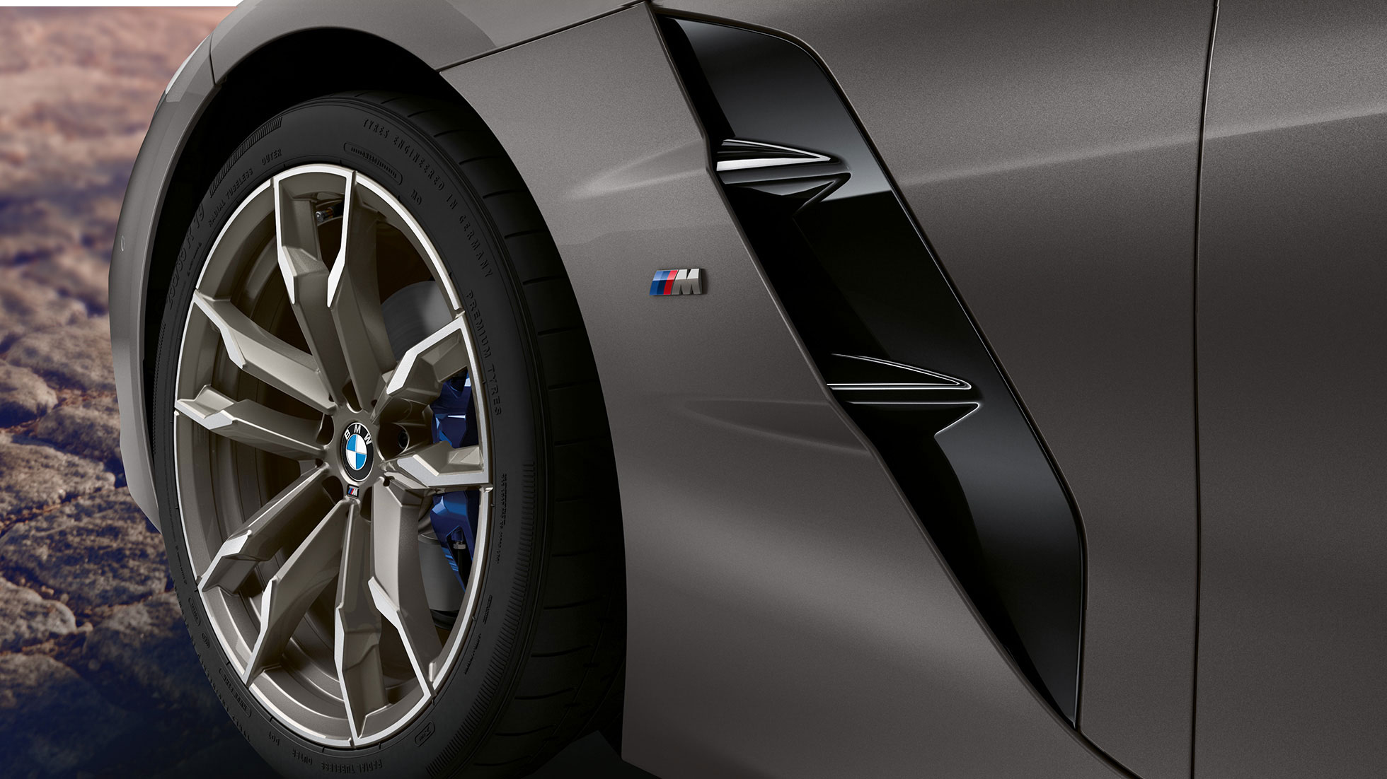 Jantes BMW Z4 M40i G29 Jantes BMW Z4 Roadster M40i G29 2019 BMW Individual Frozen Grey metallic, vue en gros plan de la jante et de l'Air Breather