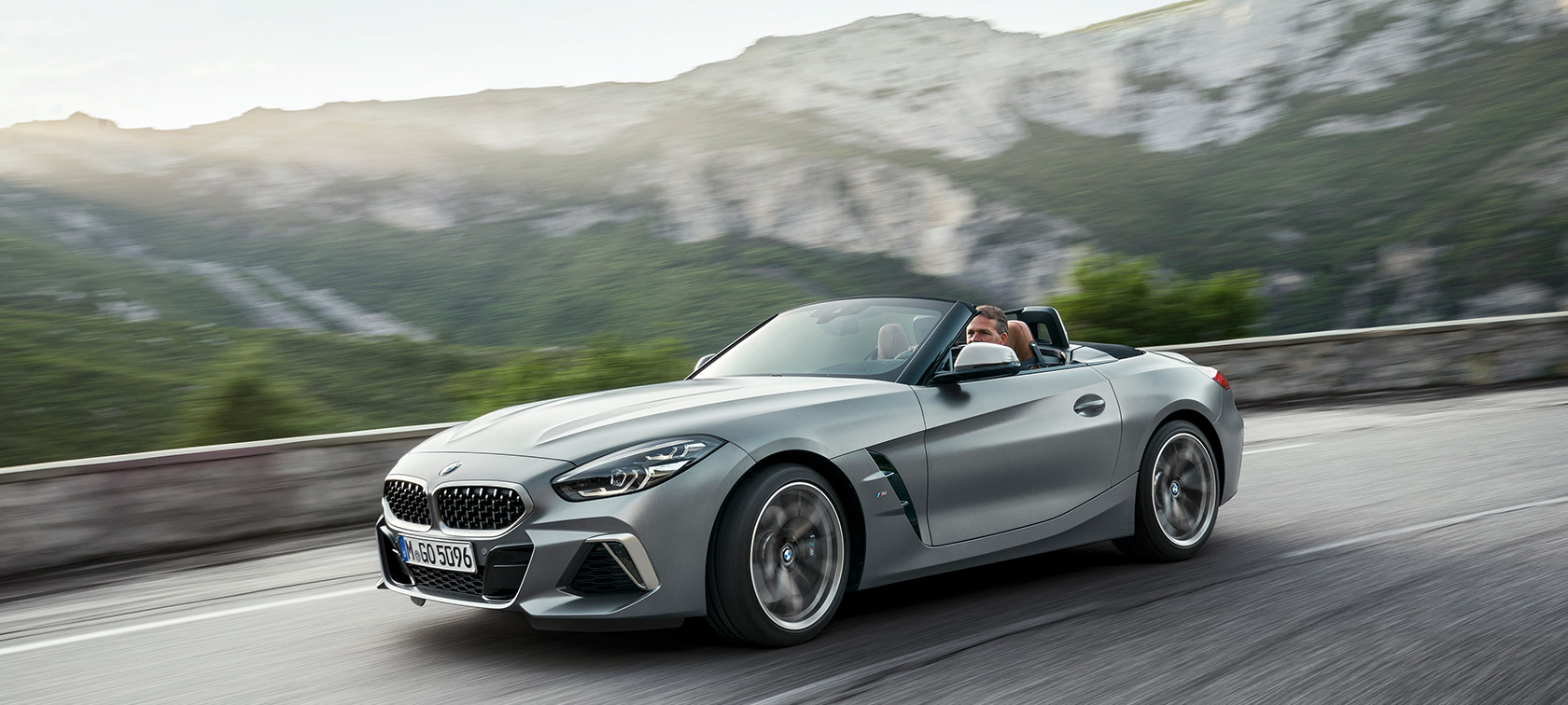 BMW Z4 Roadster M40i G29 2019 Cabrio BMW Individual Frozen Grey metallic grau, vue de trois quarts avant roulant devant un paysage de montagnes