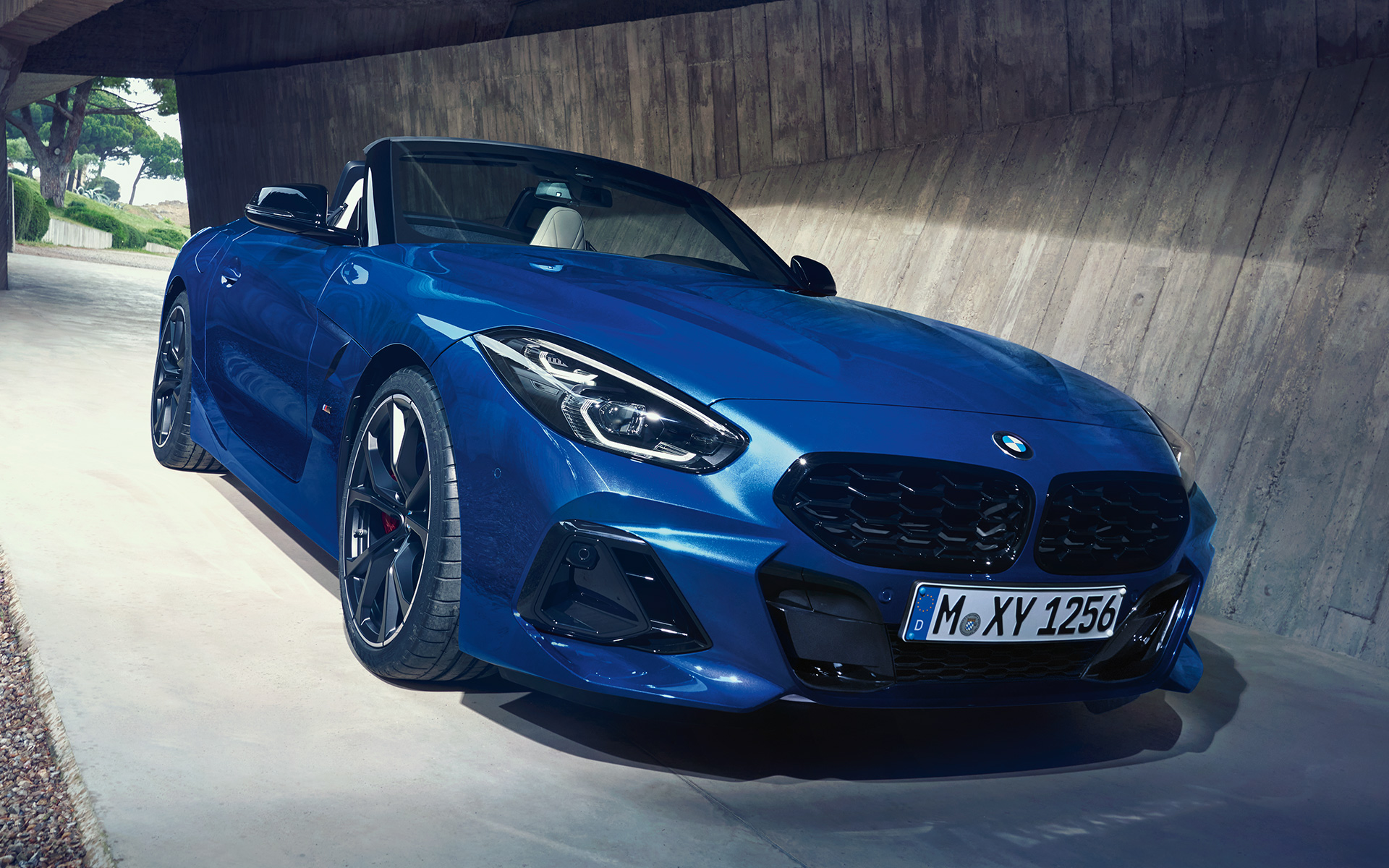 BMW Z4 M40i G29 Portimao Blau sportive, vue de dessus avec capote ouverte BBMW Z4 M40i G29 2022 Portimao Blau sportive, vue de dessus avec capote ouverte