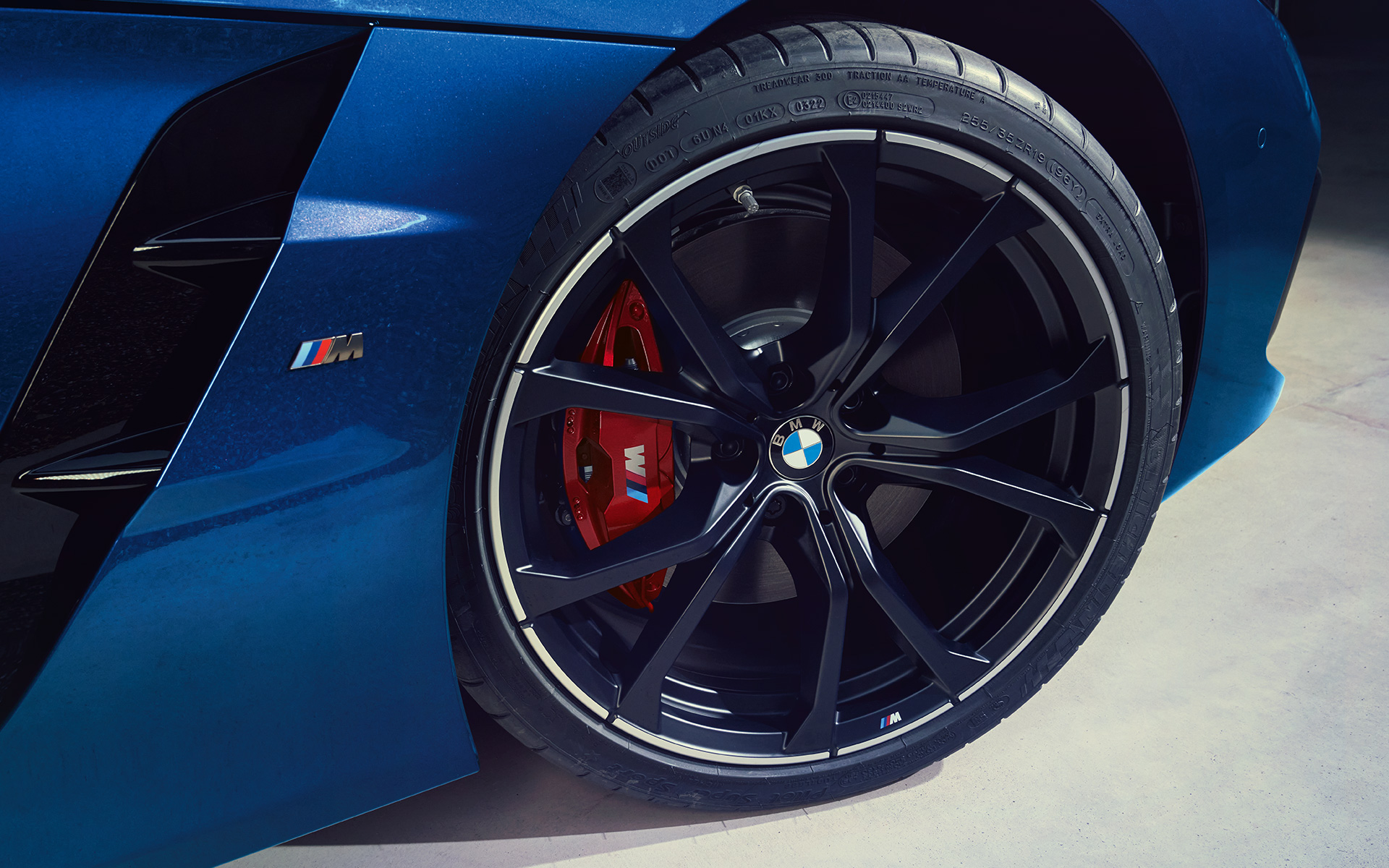 BMW Z4 M40i G29 Portimao Blau, Enjoliveur de sortie d'échappement en forme libre BMW Z4 M40i G29 2022 Portimao Blau, Enjoliveur de sortie d'échappement en forme libre