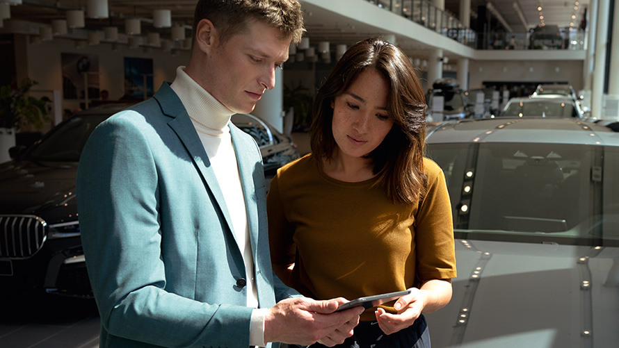 Le collaborateur de BMW conseille une cliente