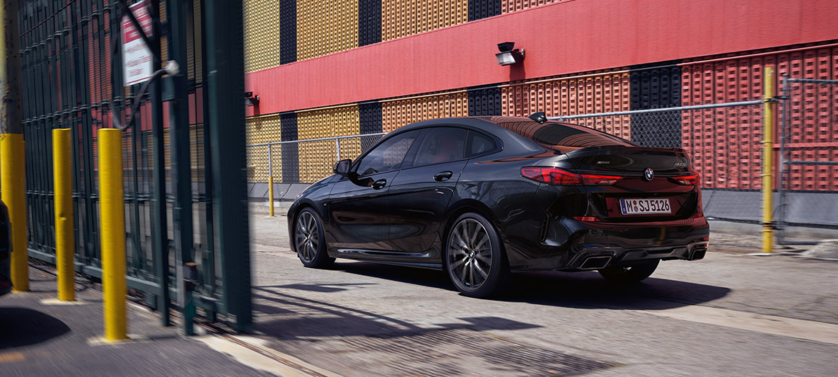 Kit M Performance, BMW M235i xDrive Gran Coupé Kit M Performance BMW M235i xDrive Gran Coupé Black Sapphire metallic F44, vue latérale de trois quarts