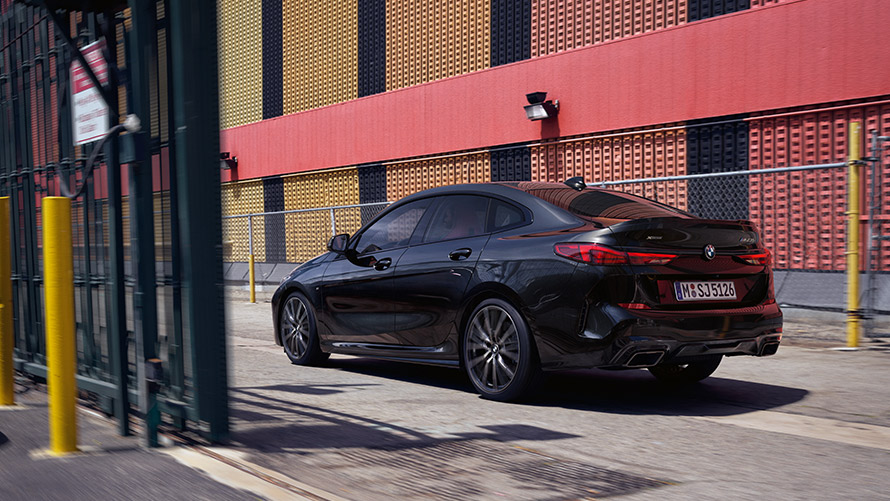 BMW M235i xDrive Gran Coupé F44 caractéristiques techniques BMW M235i xDrive Gran Coupé F44 en Saphirschwarz metallic, vue de trois quarts arrière en mouvement