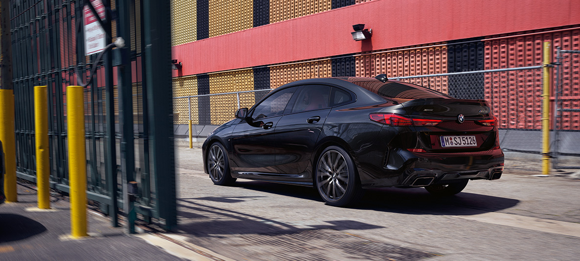 Kit M Performance BMW M235i xDrive Gran Coupé F44 Kit M Performance BMW M235i xDrive Gran Coupé F44 Black Sapphire metallic, vue latérale de trois quarts