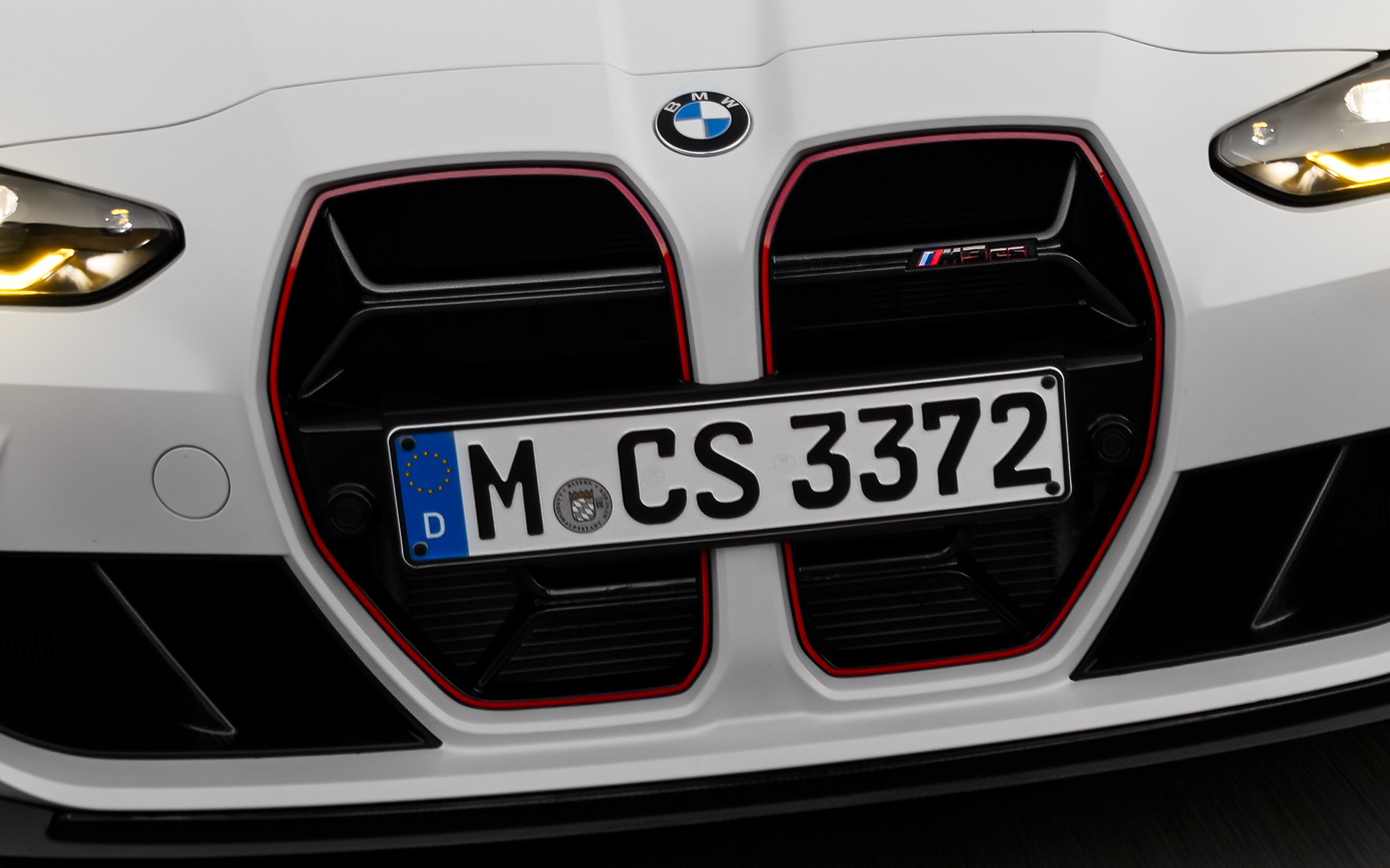 Calandres spécifiques CS en Schwarz avec signature du modèle spécial rouge BMW M3 CS G80 BMW M3 CS G80 calandres spécifiques CS en Schwarz avec signature du modèle spécial rouge, vue avant en mouvement