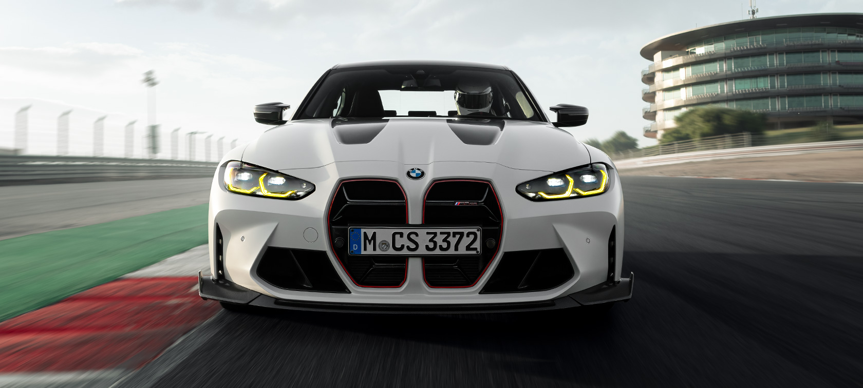 BMW M Performance Parts BMW M3 CS G80 BMW M3 CS G80 BMW M Performance Parts vue de trois quarts avant en mouvement devant sur des circuits de course