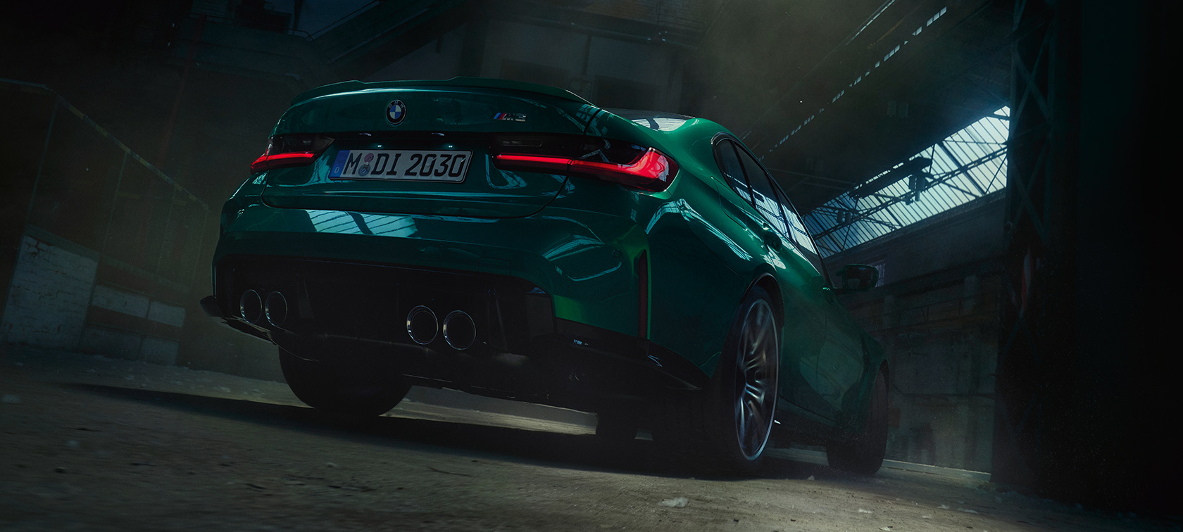BMW M3 Berline G80 2020 vue de trois quarts arrière en contre-plongée BMW M3 Berline G80 2020 Isle of Man Green métallisé, vue de trois quarts arrière en contre-plongée