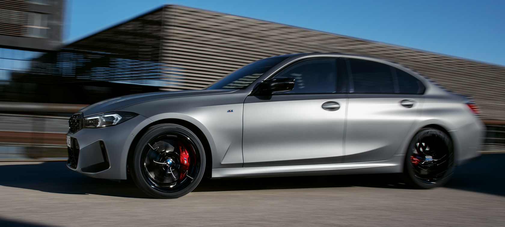 Vue de profil BMW M340i xDrive Berline G20 BMW M340i xDrive Berline G20 BMW Individual Frozen Pure Grey métallisé, vue de profil en mouvement sur la route