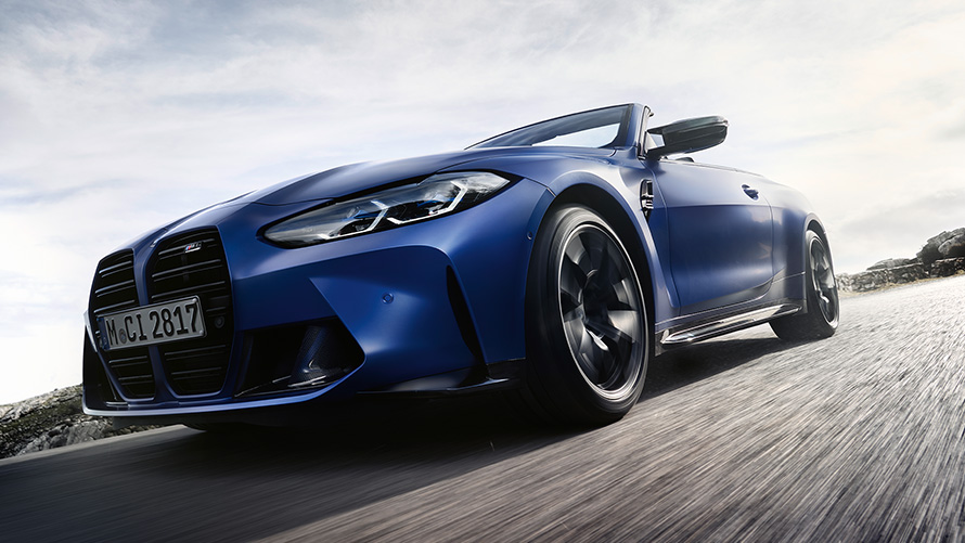 BMW M4 Competition Cabrio avec M xDrive G83 2021 BMW Individual Frozen Portimao Blau metallic Naseaux avant vue en contre-plongée