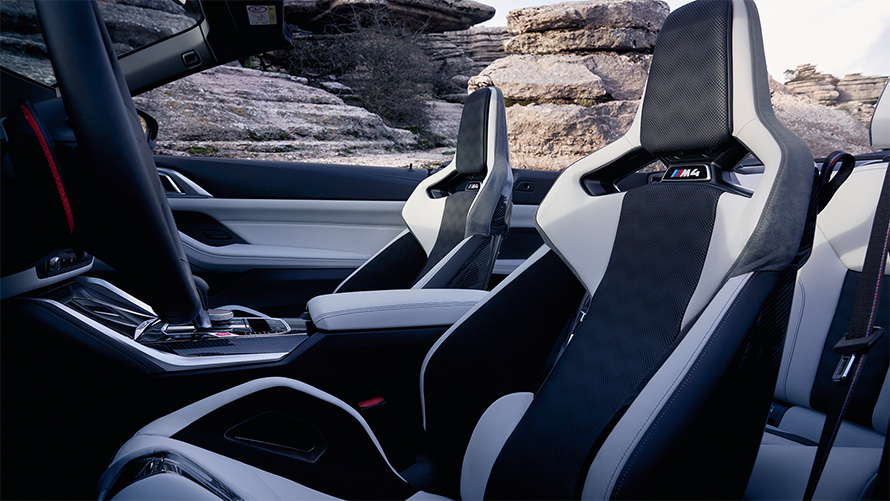 BMW M4 Competition Cabrio avec M xDrive G83 2021 M Carbon Sièges baquets Intérieur avec capote ouverte