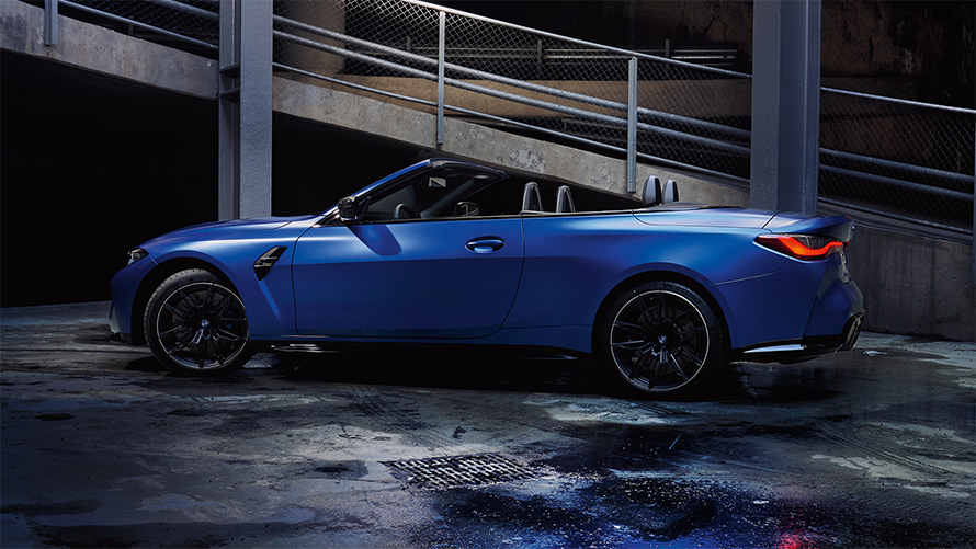 BMW M4 Competition Cabrio avec M xDrive G83 2021 Frozen Portimao Blau metallic vue de profil avec capote ouverte