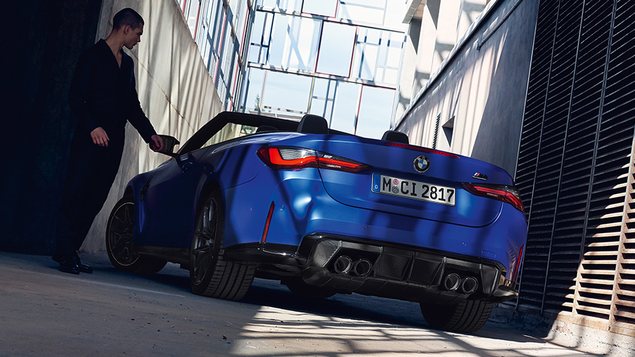 BMW M4 Competition Cabrio avec M xDrive G83 2021 BMW Individual Frozen Portimao Blau metallic, vue de trois quarts arrière avec homme