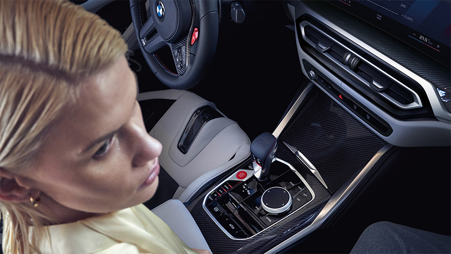 BMW M4 Competition Cabrio avec M xDrive G83 2021 Console centrale et femme sur siège passager avant