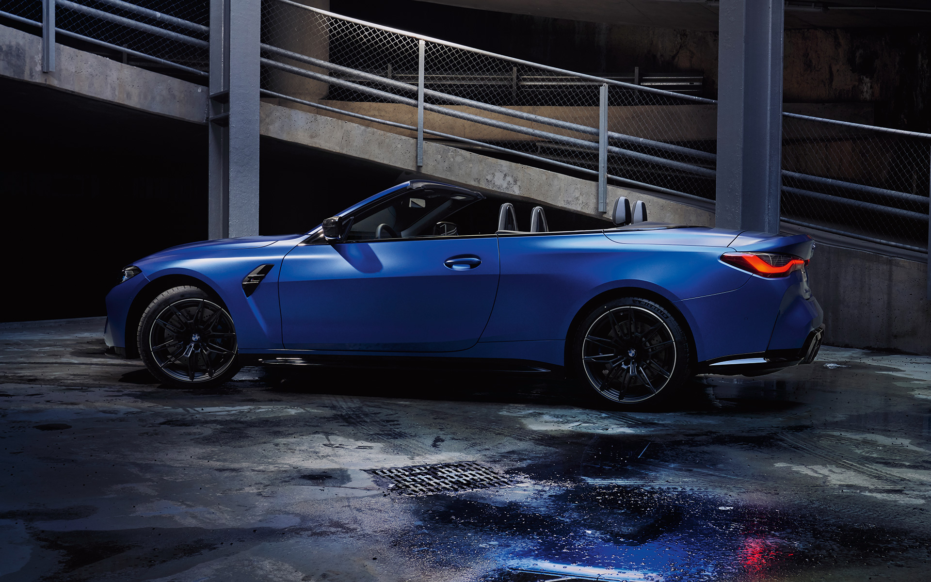 BMW M4 Competition Cabrio avec M xDrive G83 2021 Frozen Portimao Blau metallic vue de profil avec capote ouverte