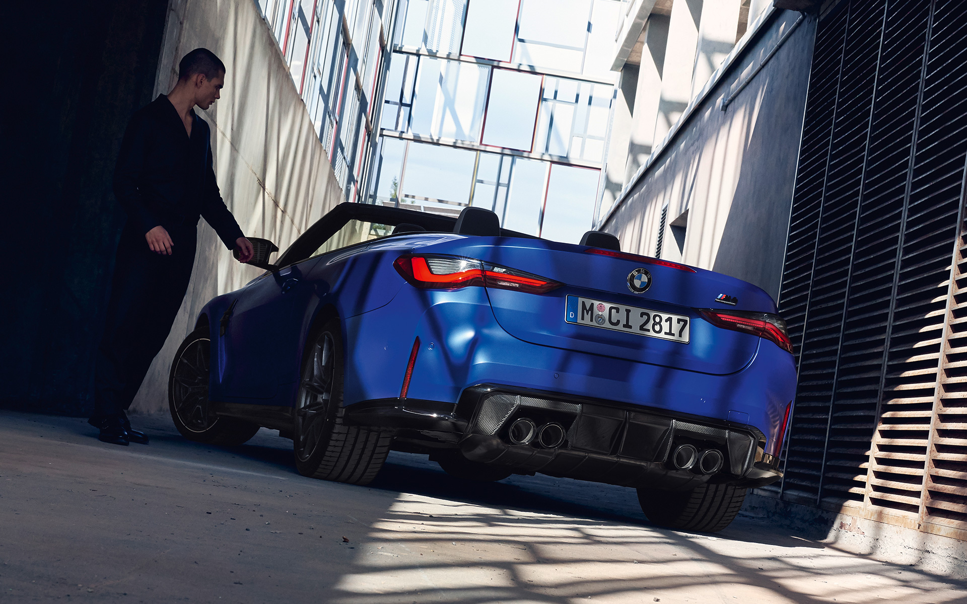 BMW M4 Competition Cabrio avec M xDrive G83 2021 BMW Individual Frozen Portimao Blau metallic, vue de trois quarts arrière avec homme