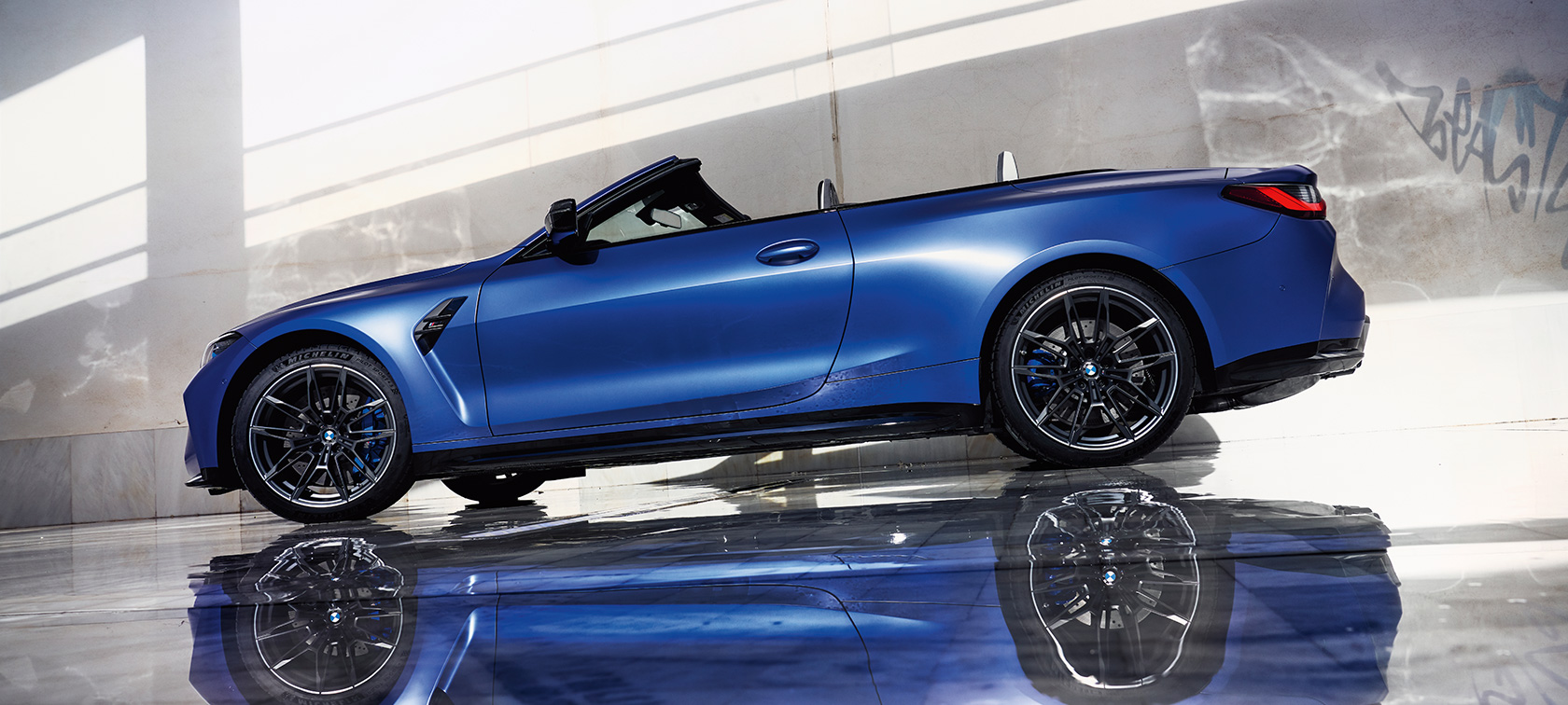 BMW M4 Competition Cabrio avec M xDrive G83 2021 BMW Individual Frozen Portimao Blau metallic, vue de trois quarts avant en mouvement