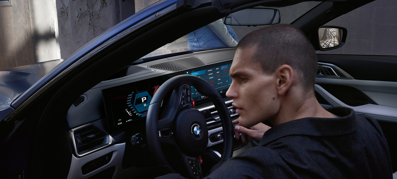 BMW M4 Competition Cabrio avec M xDrive G83 2021 BMW Individual Frozen Portimao Blau metallic Poste de conduite avec porte ouverte et mannequin masculin