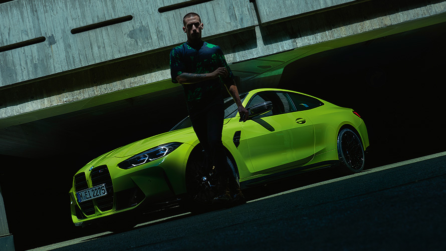 BMW M4 Coupé G82 2020 Sao Paulo Gelb metallic vue de trois quarts avant avec modèle