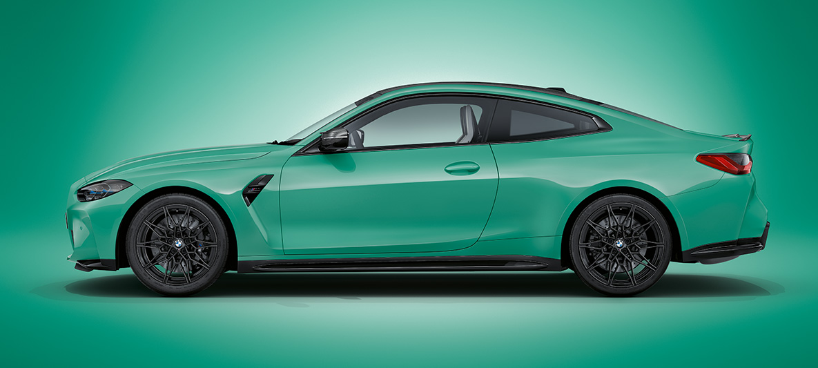 BMW M4 Coupé BMW Individual Mint metallic G82 2021 vue de profil à l'arrêt BMW M4 Coupé BMW Individual Mint metallic G82 2021 vue de profil à l'arrêt