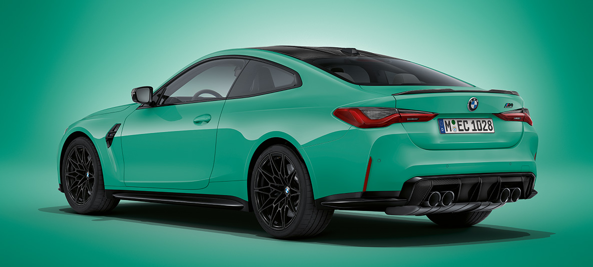 BMW M4 Coupé BMW Individual Mint metallic G82 2021 vue de trois quarts arrière à l'arrêt BMW M4 Coupé BMW Individual Mint metallic G82 2021 vue de trois quarts arrière à l'arrêt